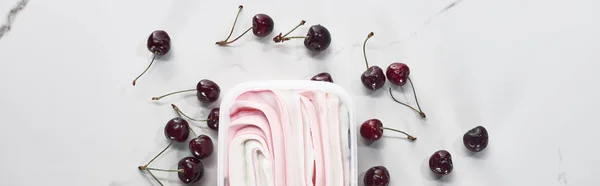 Vue du dessus de délicieuse crème glacée aux cerises sur fond gris marbre, panoramique — Photo de stock