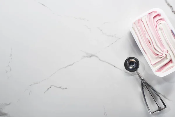 Vue du dessus de délicieuse crème glacée et cuillère à crème glacée sur fond gris marbre — Photo de stock