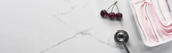 Vue de dessus de cuillère, fraises et crème glacée sur fond gris marbre, panoramique — Photo de stock