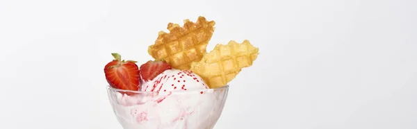 Delicioso helado con gofres y fresas en tazón aislado en blanco, tiro panorámico - foto de stock