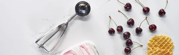 Vista dall'alto delizioso gelato con ciliegie, cucchiaio gelato e cialde su sfondo grigio marmo, colpo panoramico — Foto stock