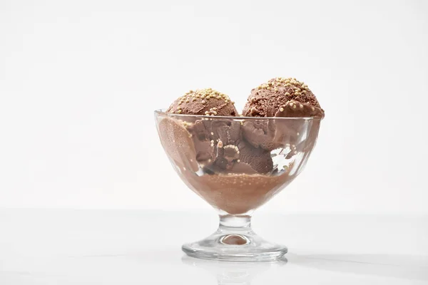 Delizioso gelato al cioccolato in ciotola di vetro isolato su bianco — Foto stock