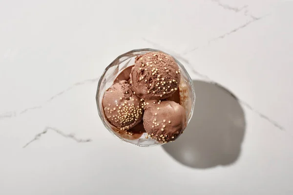 Vista dall'alto di delizioso gelato al cioccolato in ciotola su sfondo grigio marmo — Foto stock