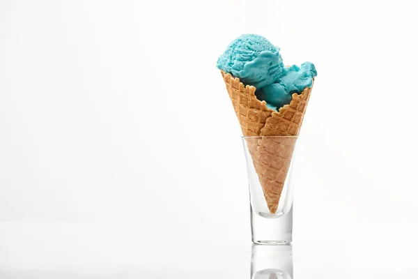 Leckeres süßes blaues Eis in knusprigen Waffelkegel isoliert auf weiß — Stockfoto