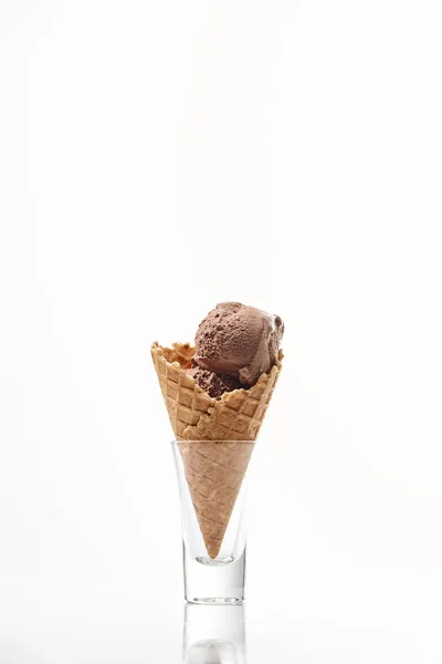 Délicieuse glace au chocolat sucré en cône de gaufre croustillant isolé sur blanc — Photo de stock