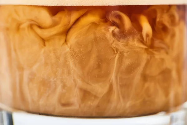 Vista de cerca de deliciosa mezcla de café con leche en vaso - foto de stock