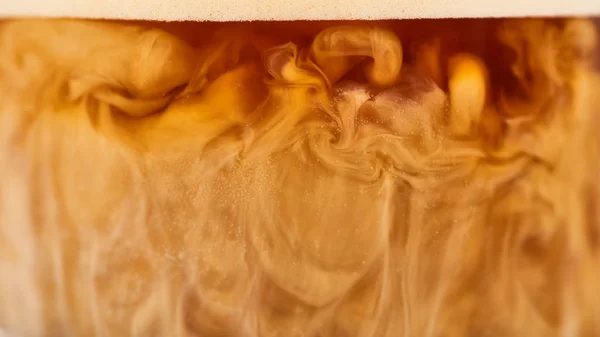 Vue rapprochée du mélange de café avec du lait blanc en verre — Photo de stock
