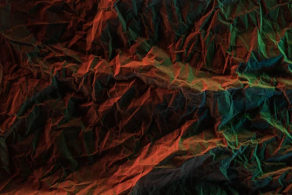 Вид зверху на збитий папір з барвистим освітленням у темряві — стокове фото