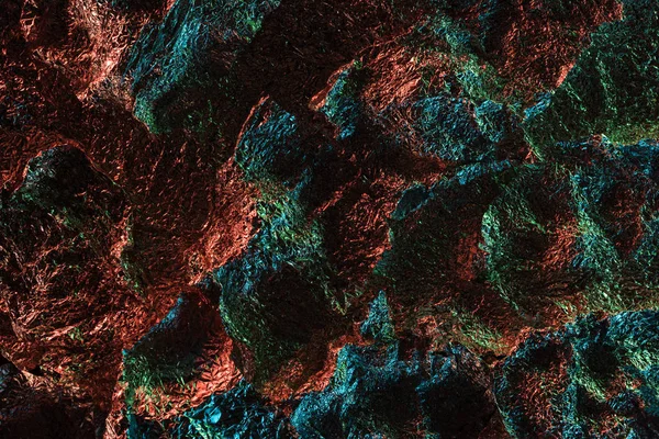 Абстрактний фон з текстурованої скрапленої фольги з барвистим освітленням — стокове фото
