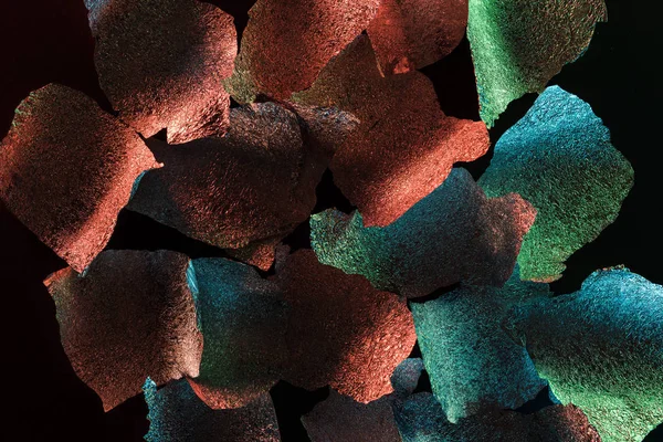 Sfondo astratto di texture strappato lamina d'argento con illuminazione colorata isolato su nero — Foto stock