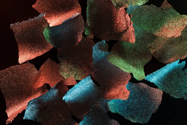 Sfondo astratto di texture strappato lamina d'argento con illuminazione colorata isolato su nero — Foto stock