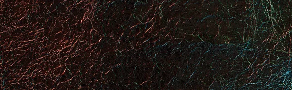 Panoramaaufnahme zerknüllter texturierter Folie in der Dunkelheit — Stockfoto