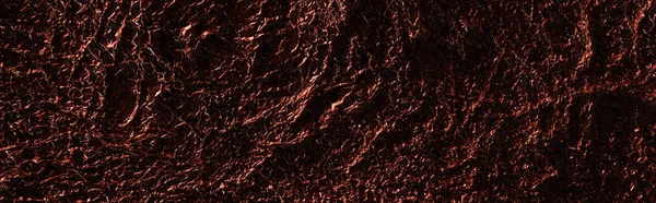 Plan panoramique de fond abstrait de feuille froissée texturée brillante avec éclairage rouge — Photo de stock