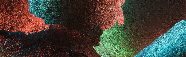 Panoramaaufnahme des abstrakten Hintergrunds aus silber strukturierten Folienstücken mit farbenfroher Beleuchtung — Stockfoto
