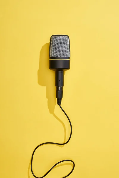 Vue de dessus du microphone sur fond lumineux et coloré — Photo de stock