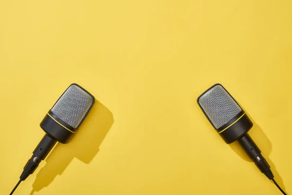 Vista superior de microfones sobre fundo brilhante e colorido — Fotografia de Stock