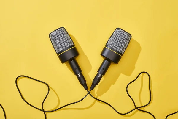 Vue de dessus des microphones sur fond lumineux et coloré — Photo de stock