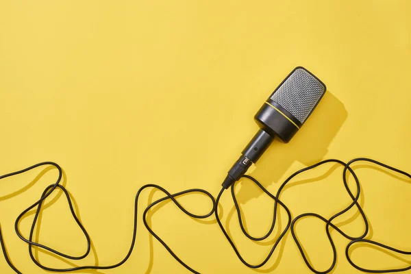 Vue de dessus du microphone sur fond lumineux et coloré — Photo de stock