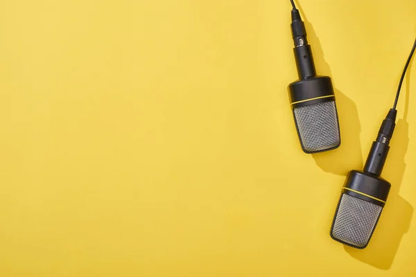 Vue de dessus des microphones sur fond lumineux et coloré — Photo de stock