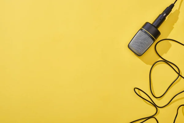 Vue de dessus du microphone sur fond lumineux et coloré — Photo de stock