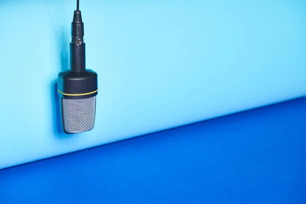 Micrófono negro sobre fondo brillante y colorido con espacio de copia - foto de stock