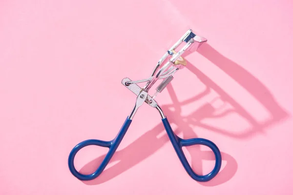 Top view of eyelash curler on pink background with copy space — Stock Photo