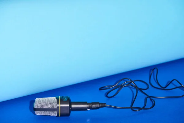 Черный микрофон на ярком и красочном фоне с копированием пространства — стоковое фото