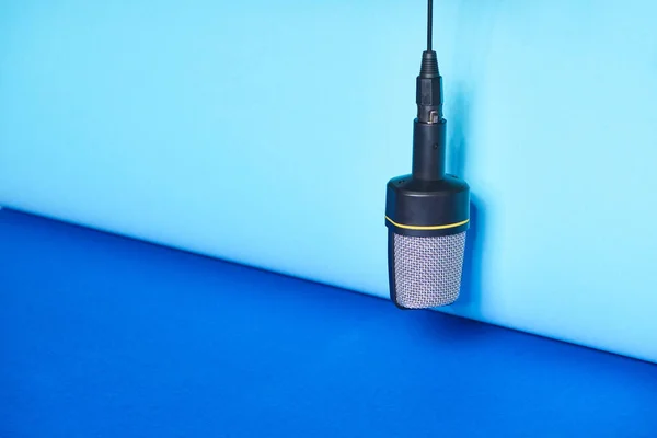 Black microphone on bright and colorful background with copy space — Stock Photo