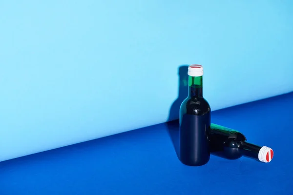 Botellas sobre fondo brillante y colorido con espacio de copia - foto de stock