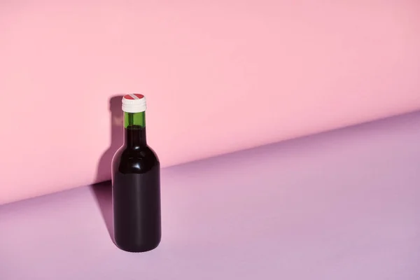 Botella sobre fondo brillante y colorido con espacio de copia — Stock Photo