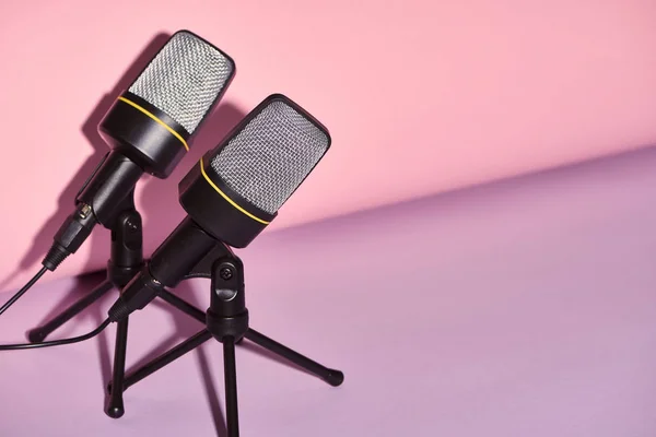 Microfoni neri su sfondo luminoso e colorato con spazio di copia — Foto stock