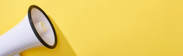 Panoramaaufnahme des Lautsprechers auf hellem und farbenfrohem Hintergrund — Stockfoto