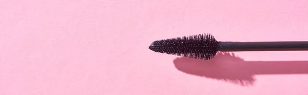 Tiro panorâmico de escova de rímel em fundo rosa — Fotografia de Stock