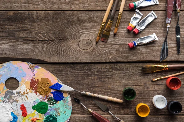 Vue du dessus des outils de dessin et palette de couleurs sur la surface en bois avec espace de copie — Photo de stock