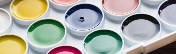 Vista de perto de aquarela nova paleta de pintura, tiro panorâmico — Fotografia de Stock