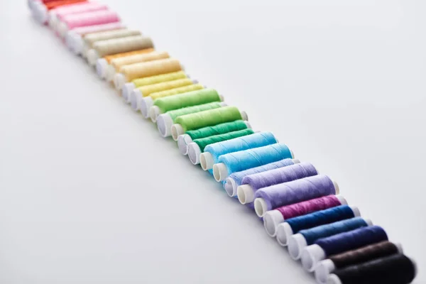 Вибірковий фокус яскравих і барвистих ниток на білому тлі — стокове фото
