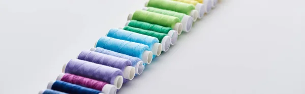 Foco seletivo de fios brilhantes e coloridos no fundo branco — Fotografia de Stock