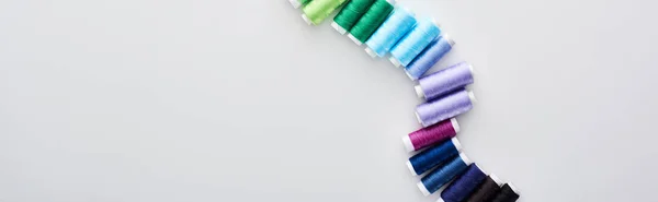 Панорамний знімок яскравих і барвистих ниток на білому тлі — стокове фото