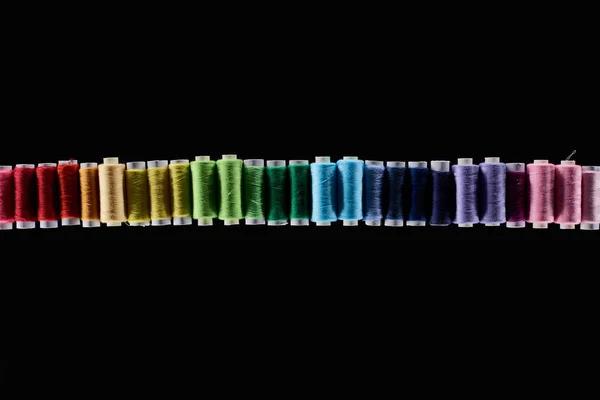 Вид зверху яскраві і барвисті нитки ізольовані на чорному — стокове фото