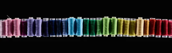 Панорамний знімок яскравих і барвистих ниток ізольовані на чорному — стокове фото