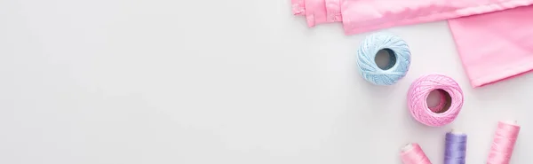 Панорамный снимок ткани, вязание пряжи шаров и нитей на белом фоне — стоковое фото