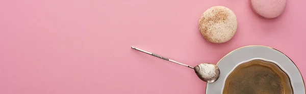 Vista dall'alto di deliziosi macaron francesi vicino al caffè su sfondo rosa con spazio copia, scatto panoramico — Foto stock