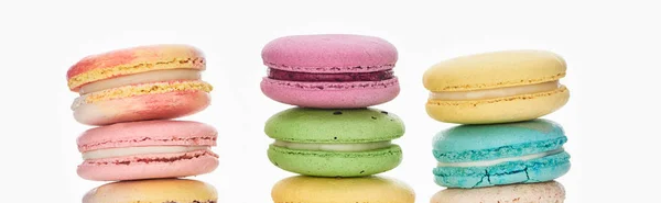 Fileiras de macaroons franceses coloridos doces de diferentes sabores isolados em branco, tiro panorâmico — Fotografia de Stock