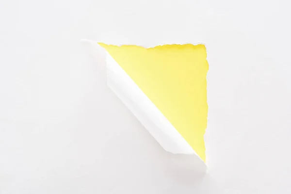 Papel rasgado e rolado branco no fundo amarelo neon colorido — Fotografia de Stock