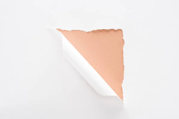 Papier blanc déchiré et laminé sur fond beige — Photo de stock