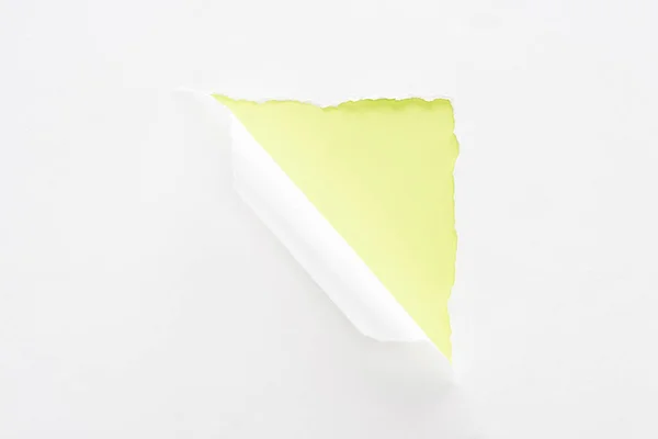 Papier blanc déchiré et laminé sur fond vert lime coloré — Photo de stock