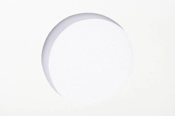 Вырезать круглое отверстие в белой бумаге на пунктирном фоне — стоковое фото