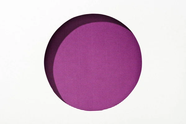 Trou rond découpé en papier blanc sur fond violet rayé — Photo de stock