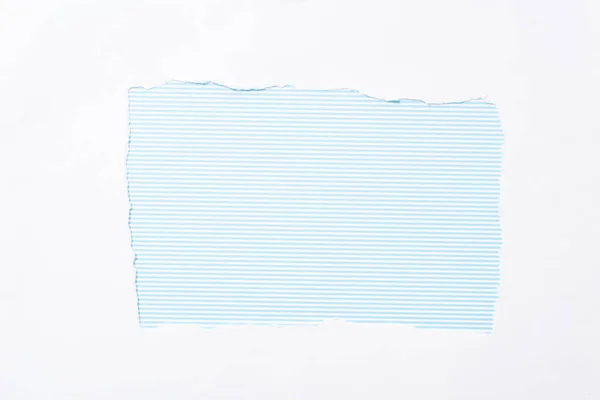 Fundo listrado azul e branco em furo de papel rasgado branco — Fotografia de Stock