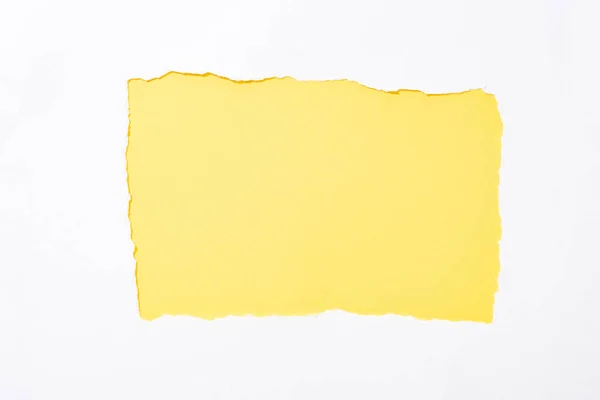 Fondo colorido amarillo en agujero de papel rasgado blanco - foto de stock